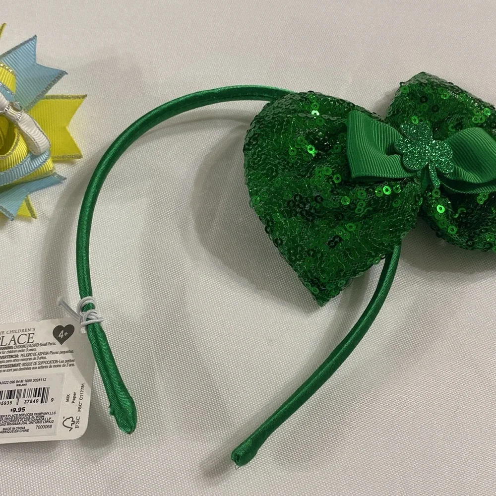 Lot of 3 children’s hair accessories.